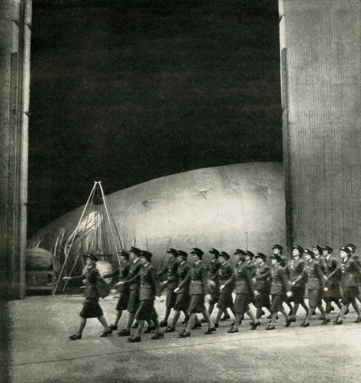 På ett ballongcenter, c1943. av Cecil Beaton