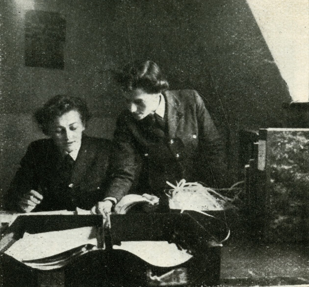 On Signals Duty, c1943. av Cecil Beaton