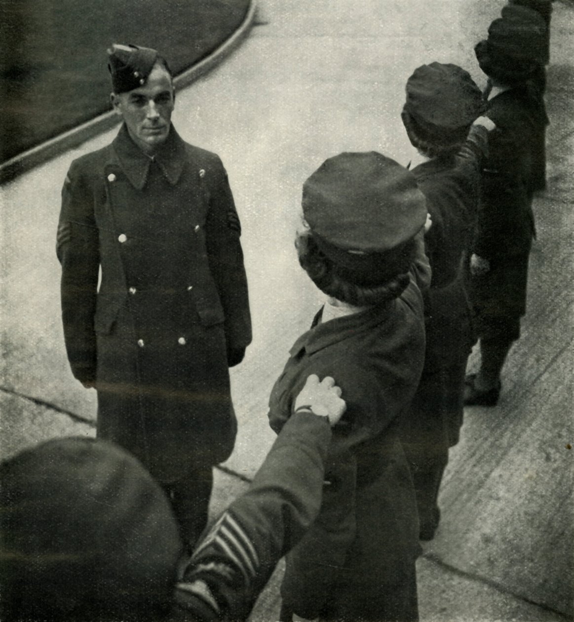 R.A.F. Sergeant Drills Airwomen, c1943. av Cecil Beaton