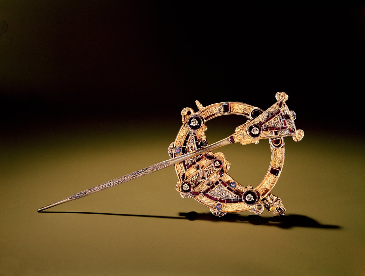 Tara Brooch, Bettystown, County Meath (gjutet silver täckt med guldfolie, pärlor, guld, bärnsten och glas) av Celtic