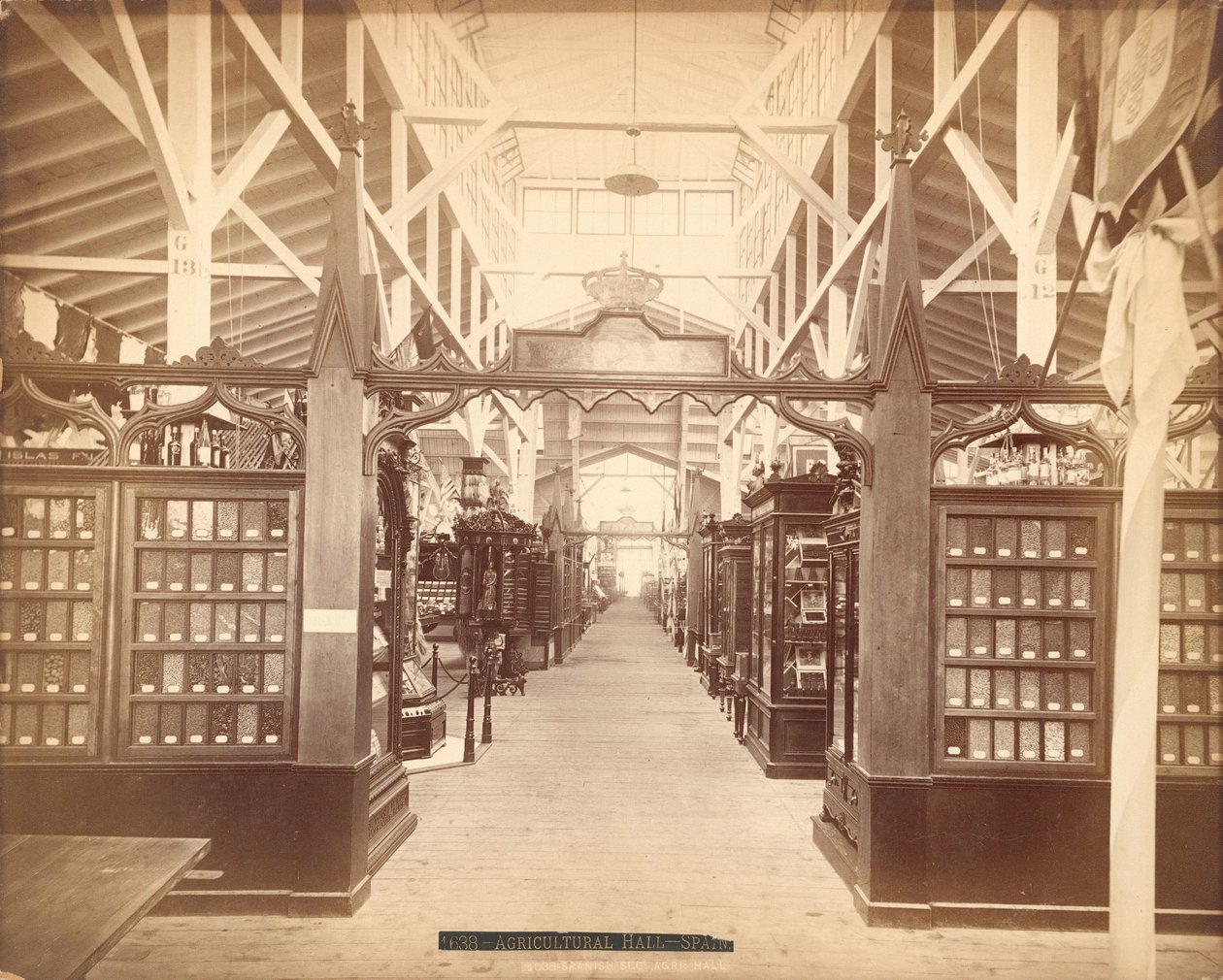 Agricultural Hall - Spanien av Centennial Photographic Co.