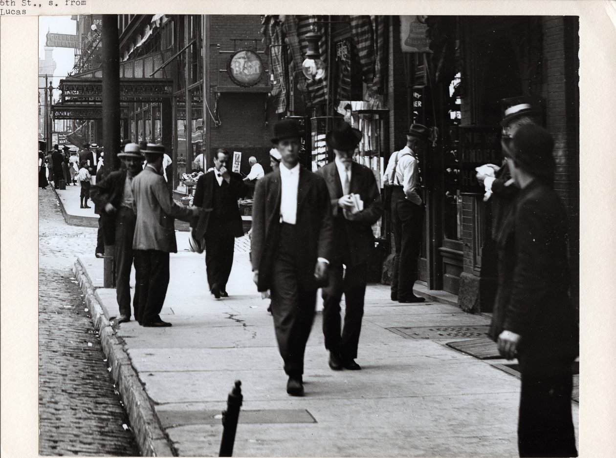 Pedestrians on the sidewalk in front of New Lindell Hotel and Fellhauer Wine shop at 705 6th Street and 707 6th Street av Charles Clement Holt