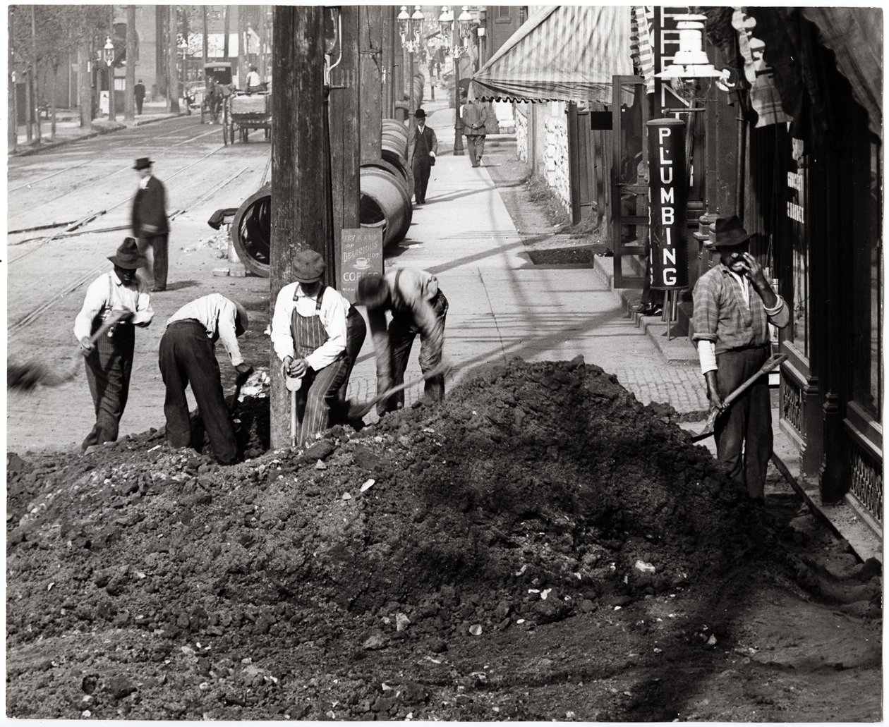 Pigs loose in the street at Thirteenth and Market Streets av Charles Clement Holt