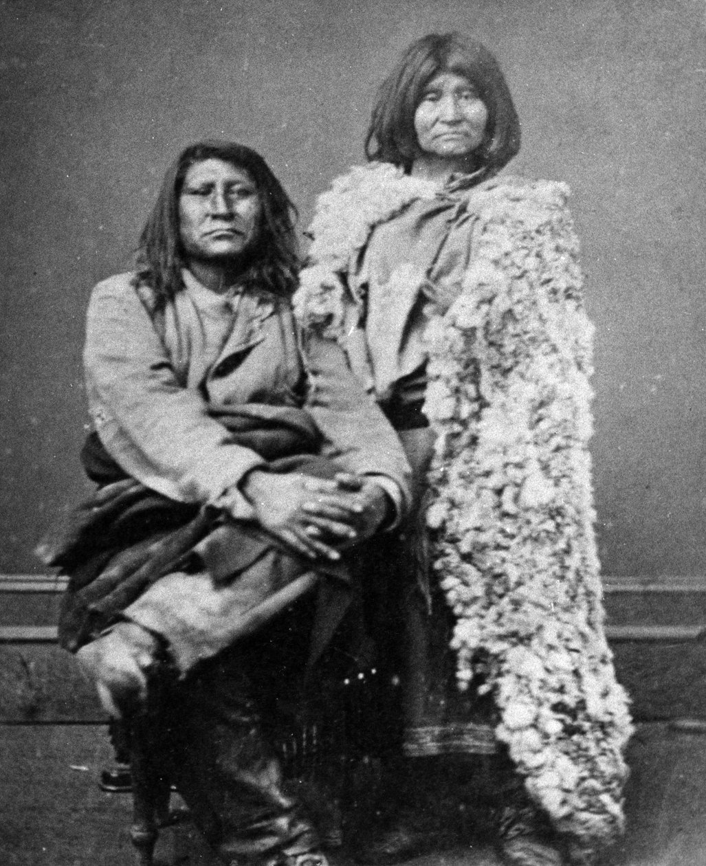 Se-go-witz och hans brud i kaninhudskläder, ca 1880 av Charles Roscoe Savage