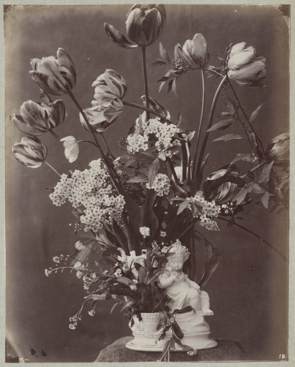 Blomstudie i vas med barnfigur av Charles Aubry (manner of)