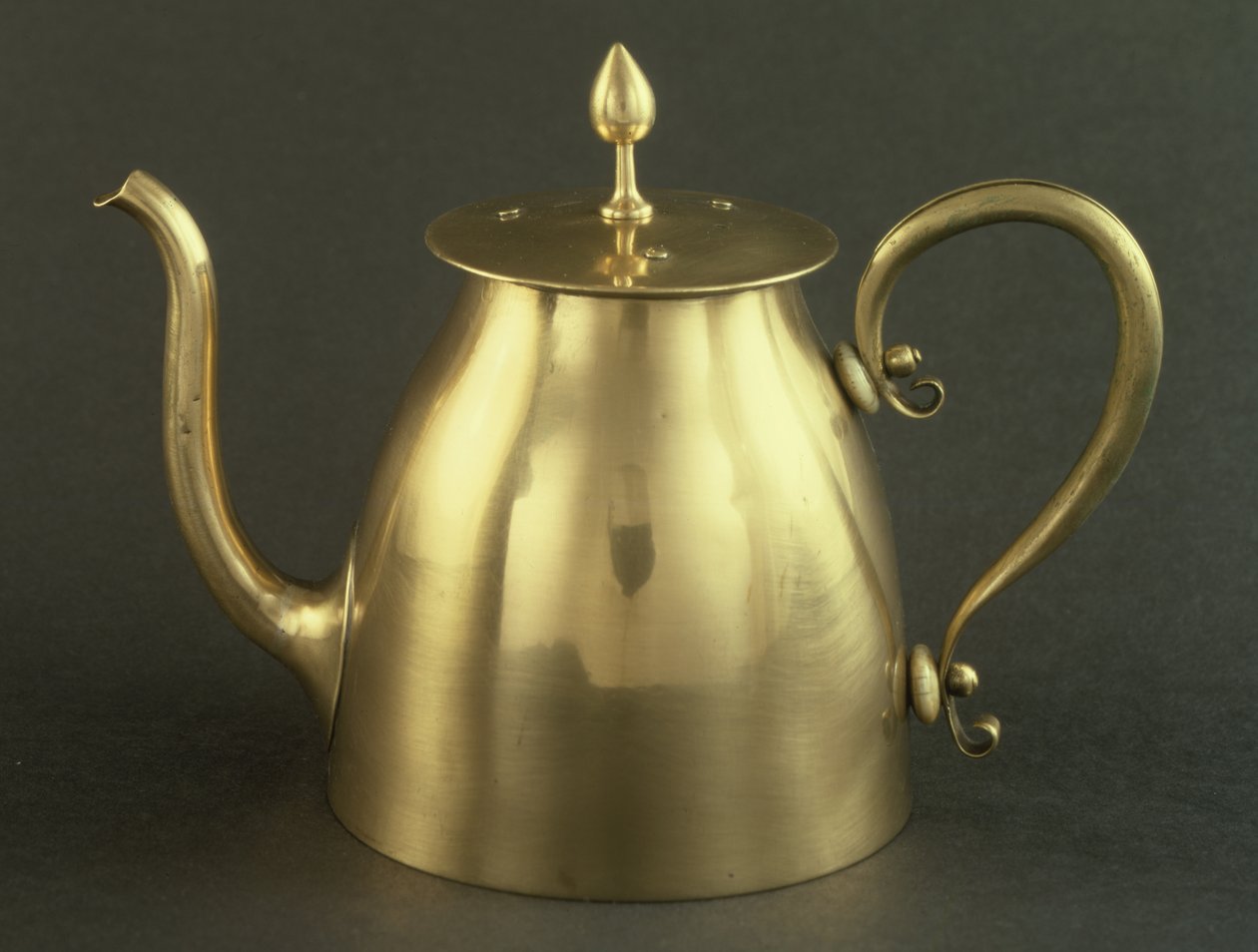 Tekanna, 1896 (mässing) av Charles Francis Annesley Voysey