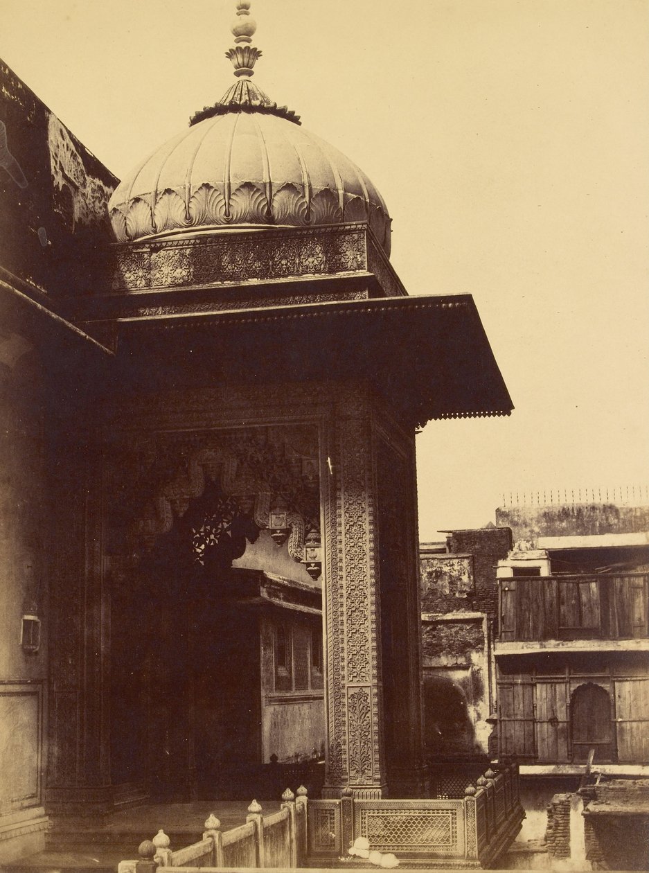 Oidentifierad byggnad med balkong, Delhi av Charles Moravia