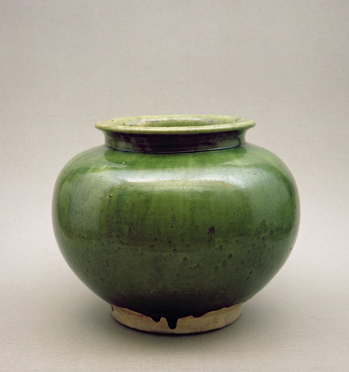 Kinesisk burk, Yueh ware, Six Dynasties (265-589AD) (celadon ware) av Chinese School