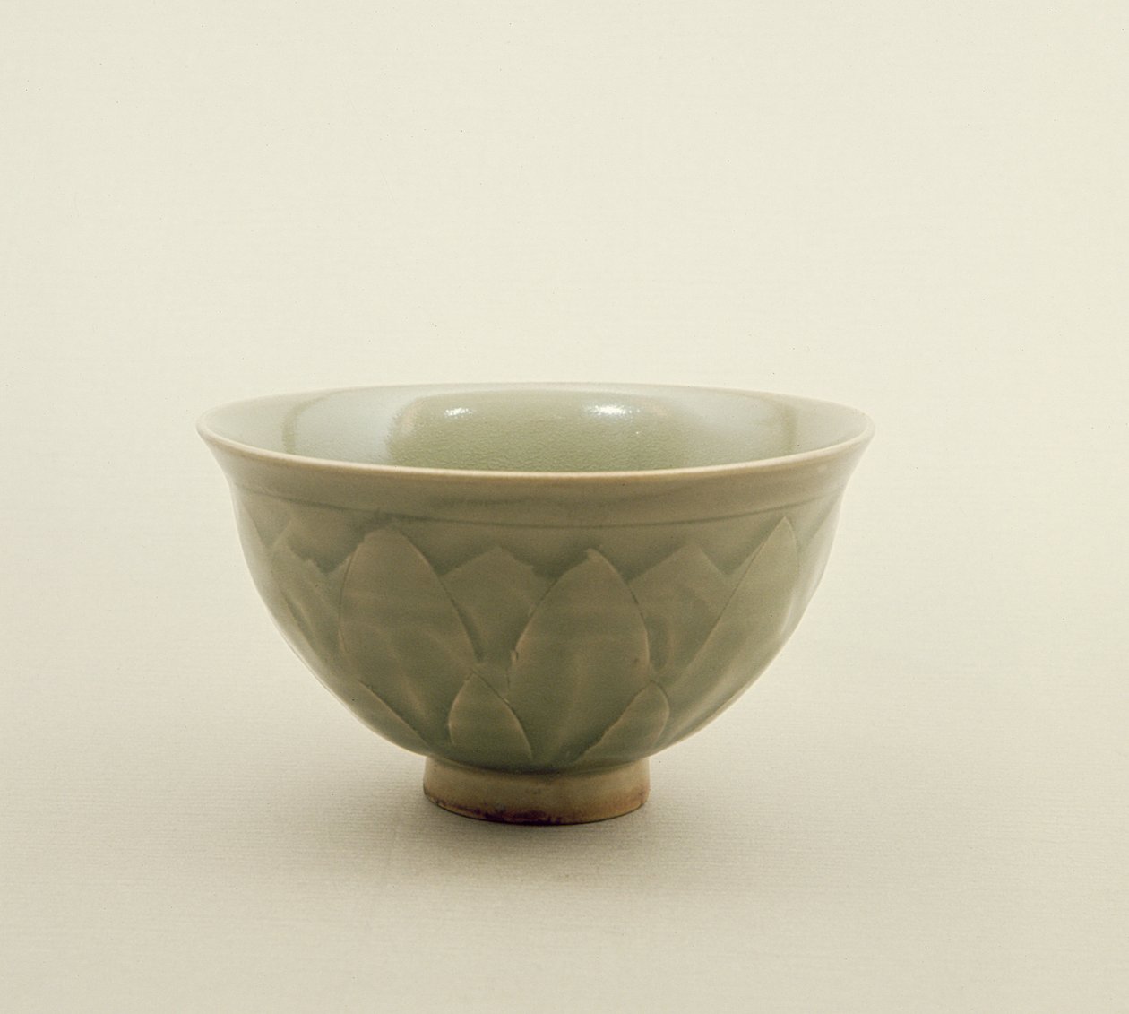 Northern celadon skål, dekorerad med lotusbladsdesign, Sung Dynasty (960-1280) (celadon ware) av Chinese School