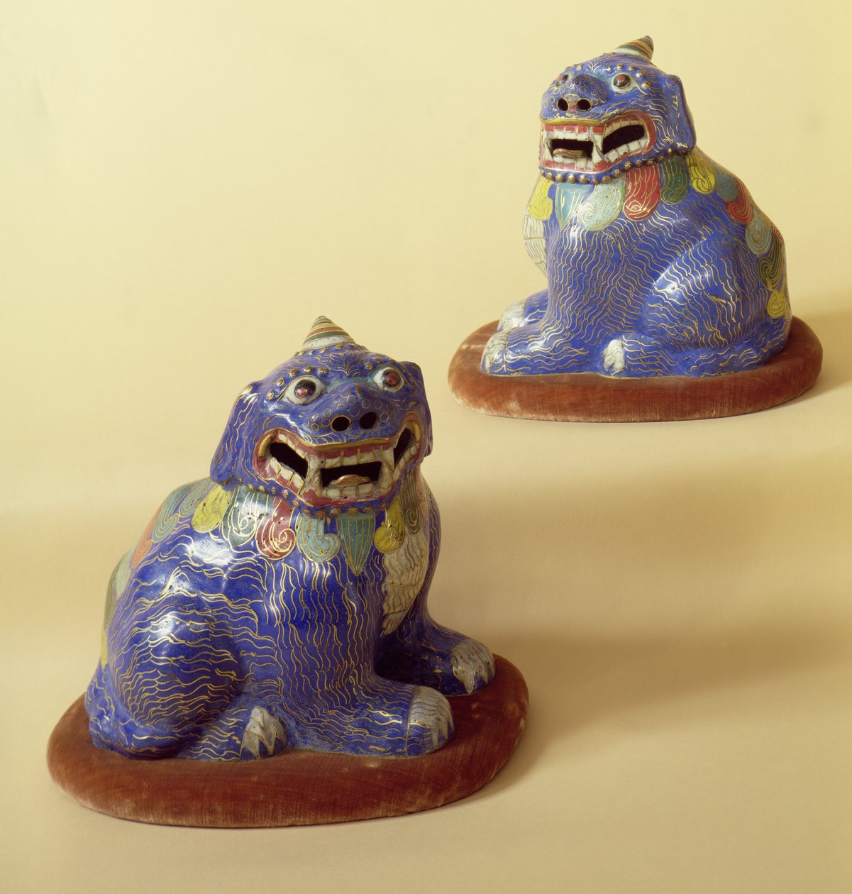 Ett par kinesiska cloisonnehundar, 1700-tal (cloisonne-emalj) av Chinese School
