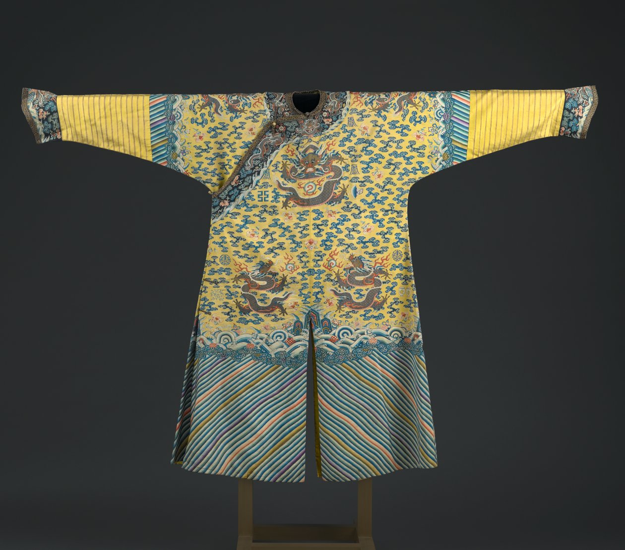 Emperors dräkt med knappar (textil) av Chinese School