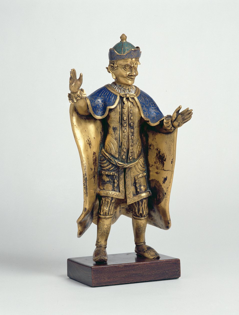 Utlänning med utsträckta armar (cloisonne-emalj) av Chinese School