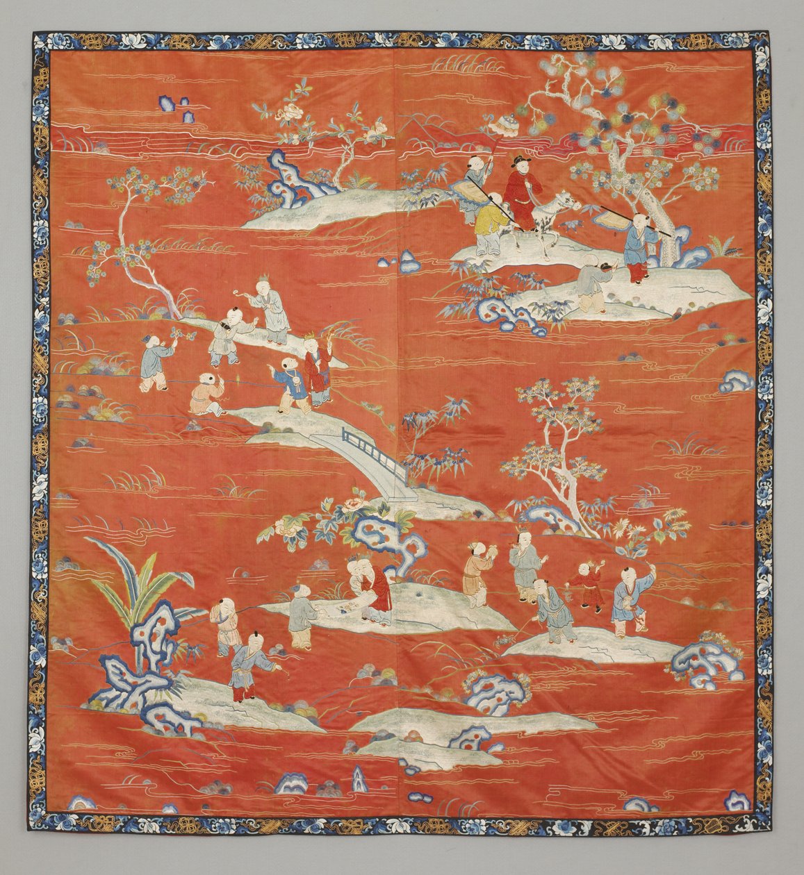 Sängöverdrag i rött satin, 1800-tal av Chinese School