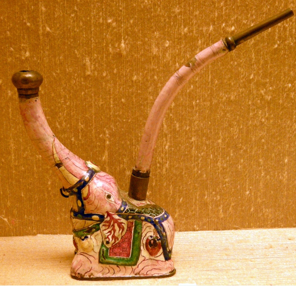 Vattenrör formad som en elefant (lergods) av Chinese School