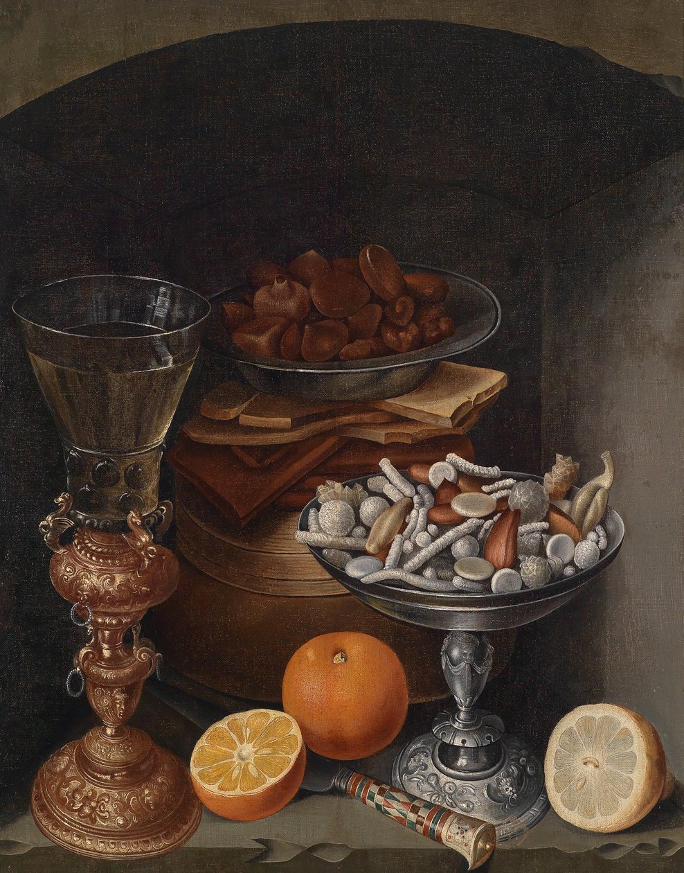 Stillleben mit einem Weinglas, Orangen, einem Teller mit Pilzen und einer silbernen Schale mit Zuckerzeug av Circle of Georg Flegel