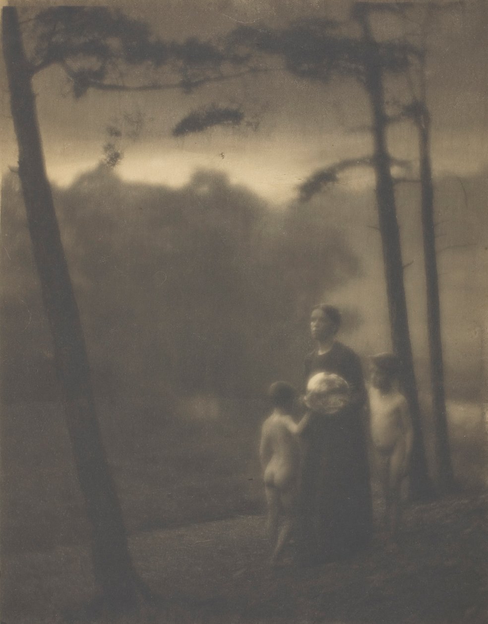 Kväll — mor och pojkar, 1905. av Clarence H White