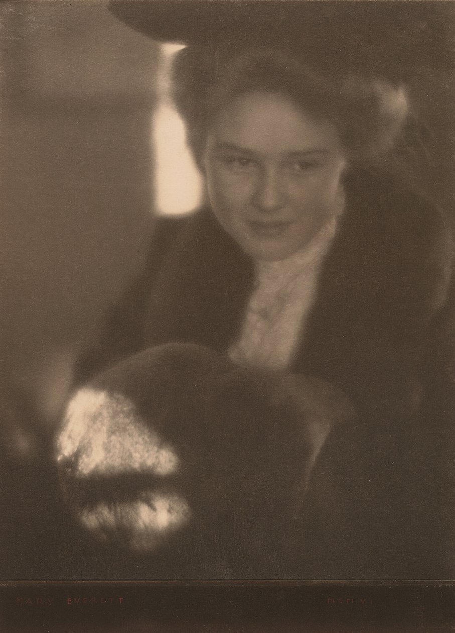 Flicka med muff, 1906. av Clarence H White