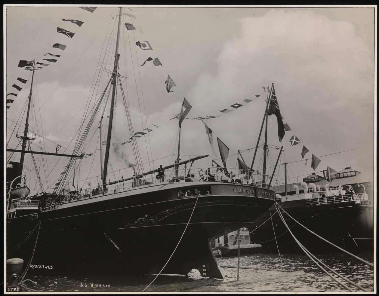 S.S. "Umbria" vid bryggan, ca 1897 (s/v foto) av Company Byron