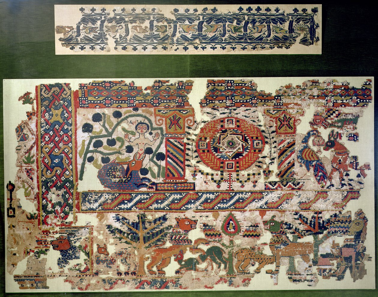 Fragment av textil föreställande Jonas och valen (linne och ull) av Coptic