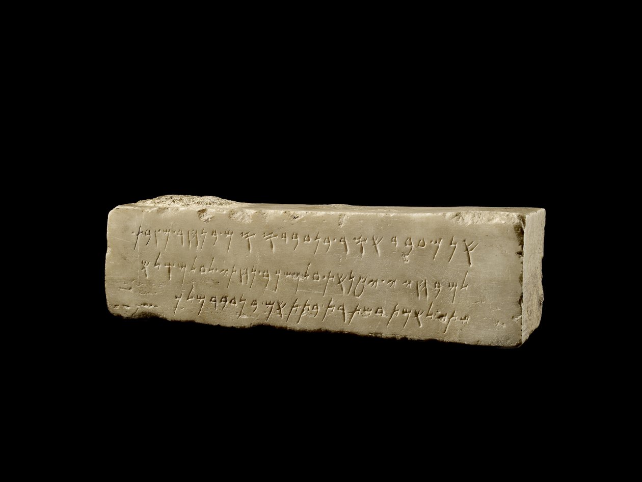 Marmorblock med fenicisk begravningsinskription, Cypro-Classical II Period, c.400-312 BC (marmor) av Cypriot