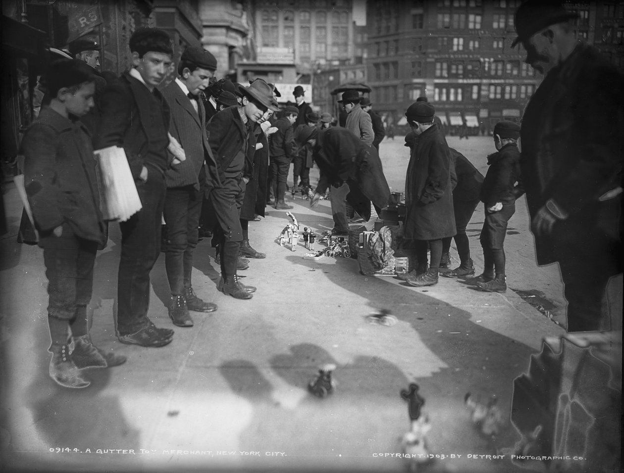 En leksaksaffär i en ränna, New York City, 1903 av Detroit Publishing Co.