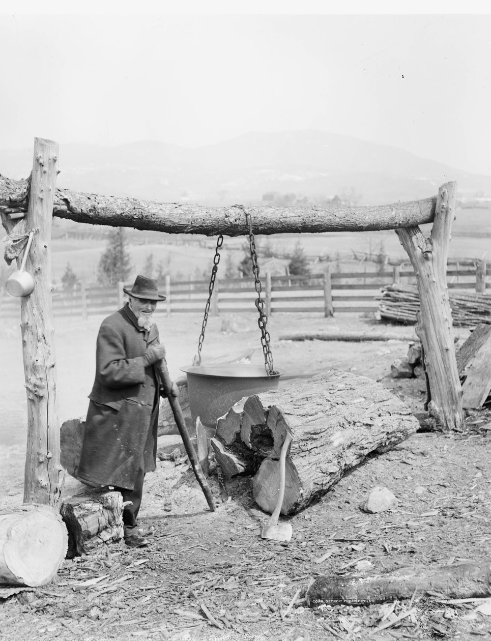 Att göra lönnsirap på gammaldags vis, ca 1906 av Detroit Publishing Co.