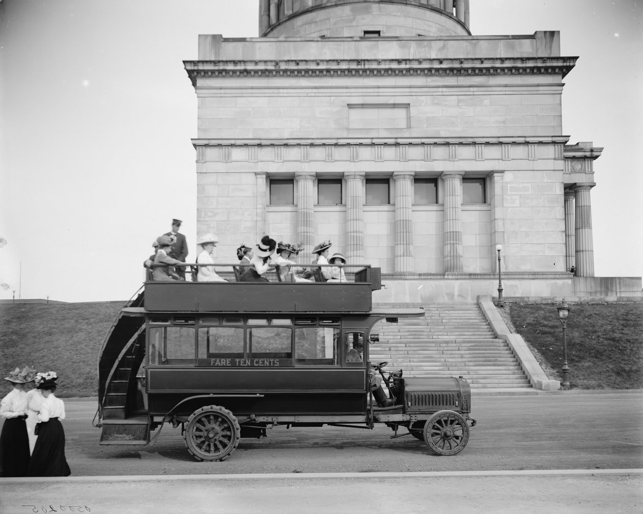 Gummihalsad bil, Riverside Drive, New York, N.Y., 1900 av Detroit Publishing Co.