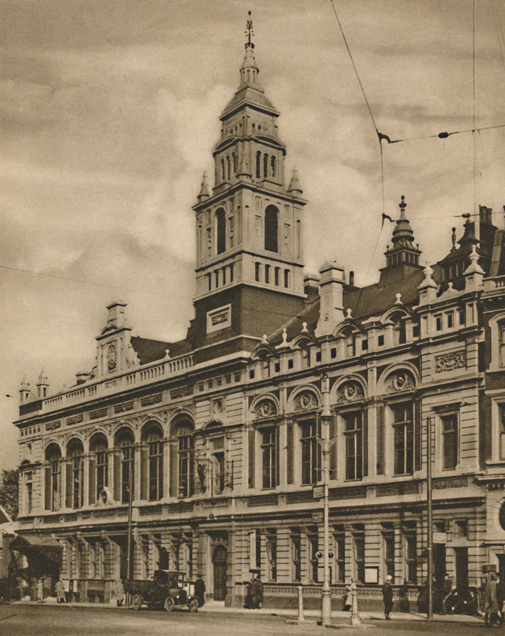 Hammersmith Town Hall från Hammersmith Broadway, c1935. av Donald McLeish