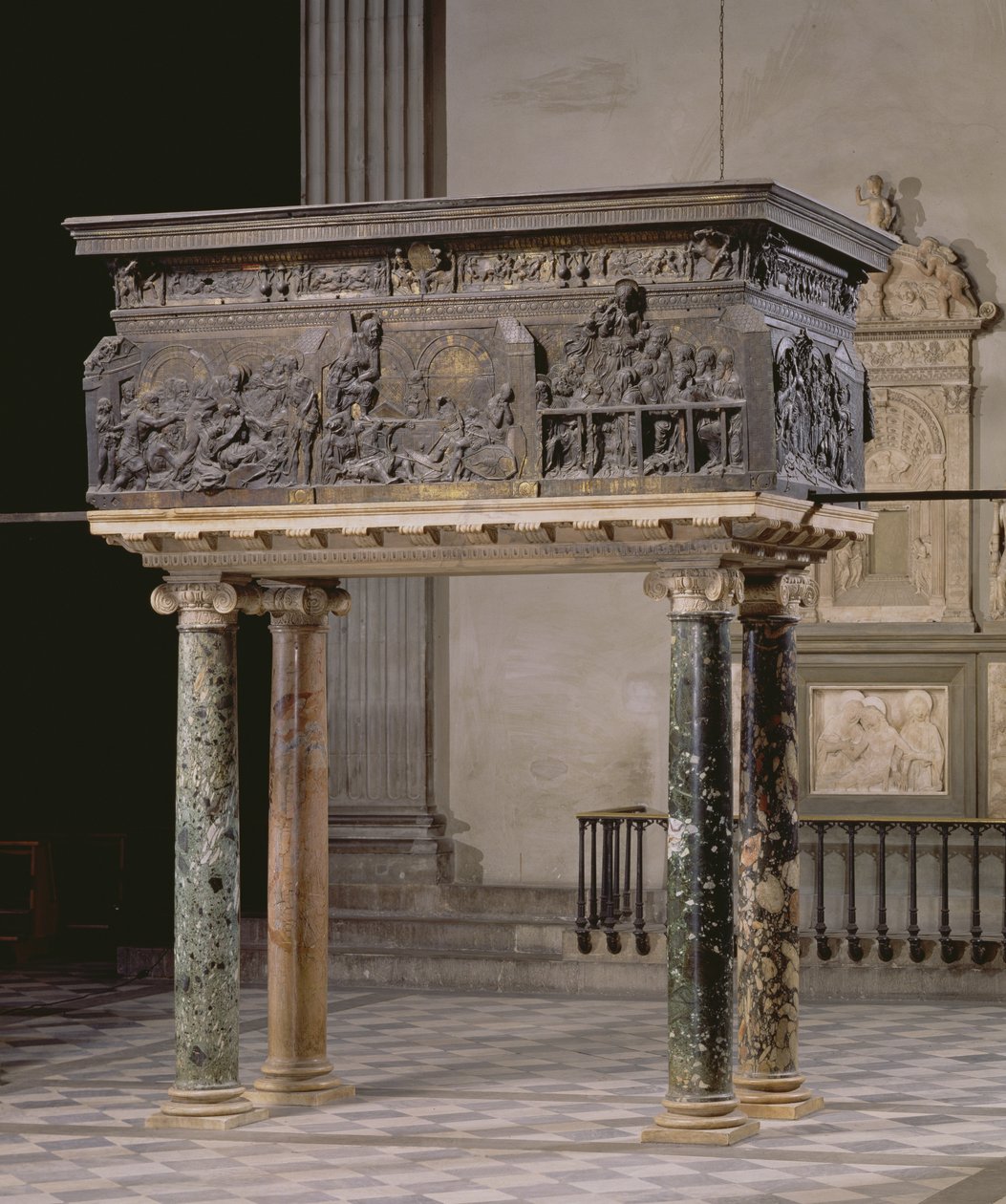 Predikstol från långhusets södra sida, 1460 (brons) av Donatello