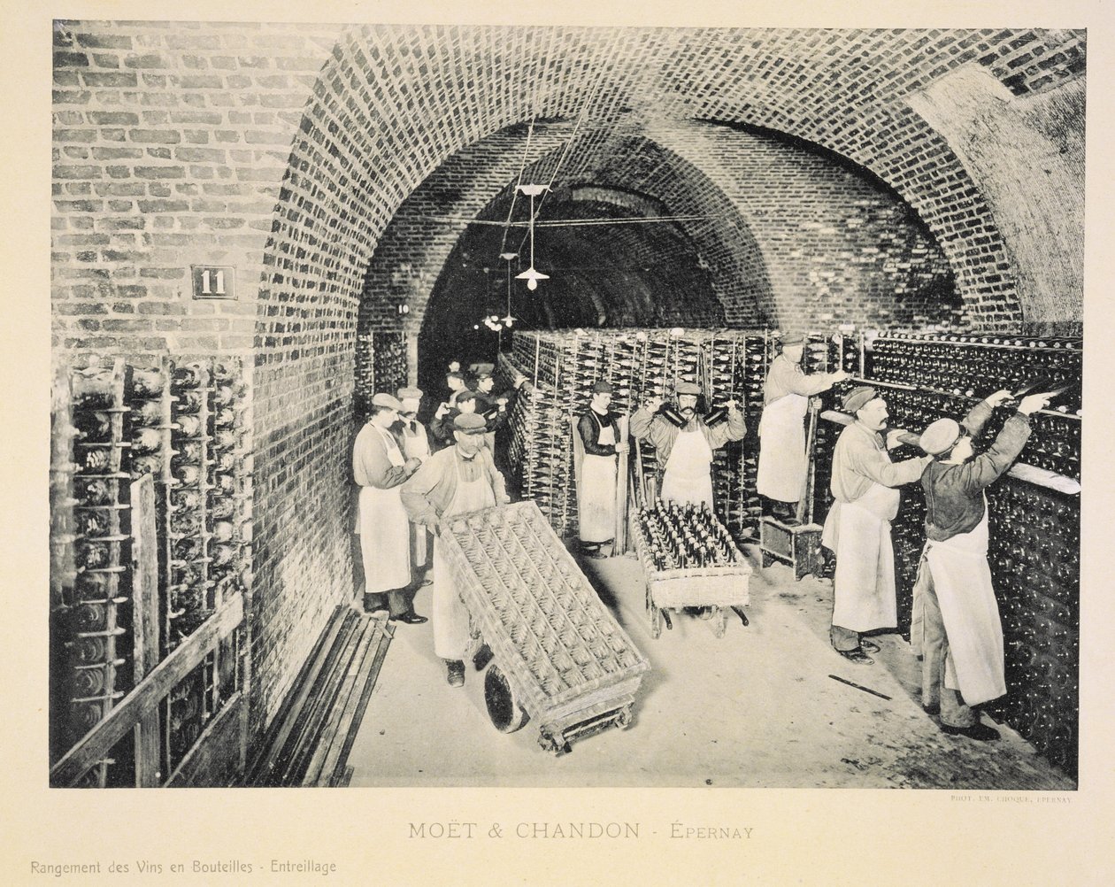 Förvaring av viner i flaskor i ett ställ, från "La France Vinicole", utgiven av Moet und Chandon, Epernay (fotolitho) av E.M. Choque