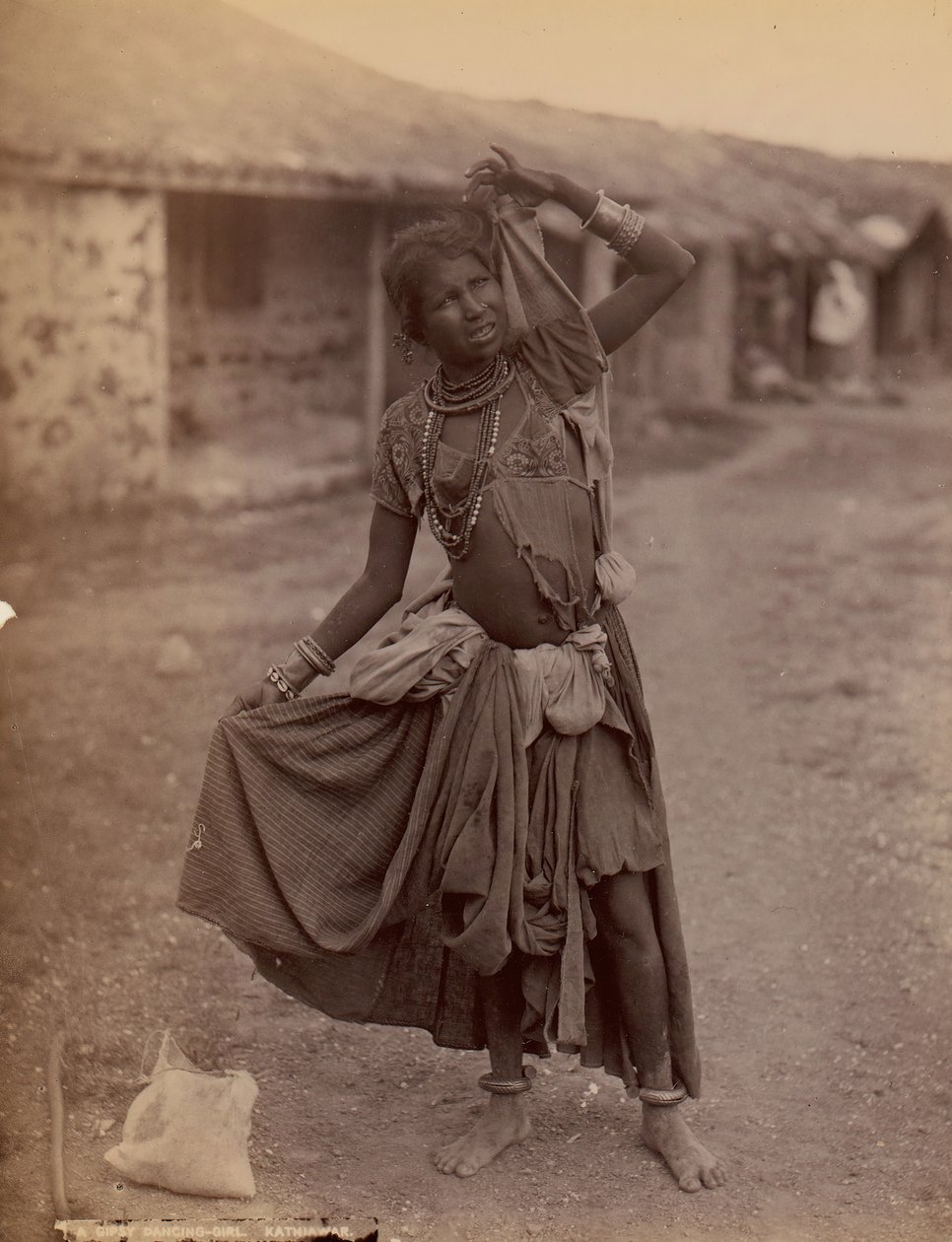 [A Gypsy Dancing-Girl, Kathiawar], ca. 1915. av E. Taurines