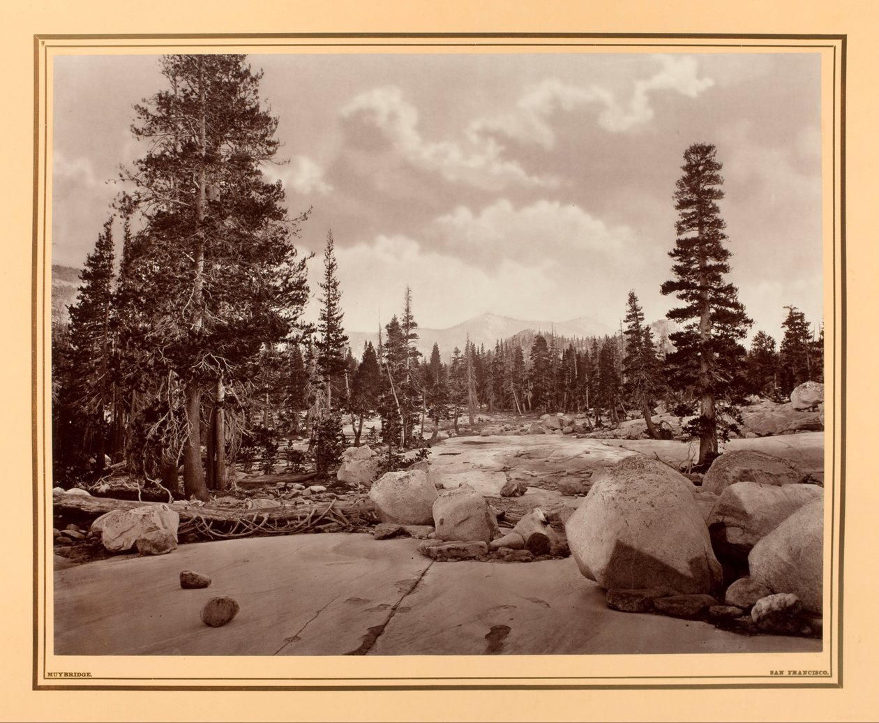 Forntida glaciärkanal. Lake Tenaya. Sierra Nevada bergen. av Eadweard Muybridge