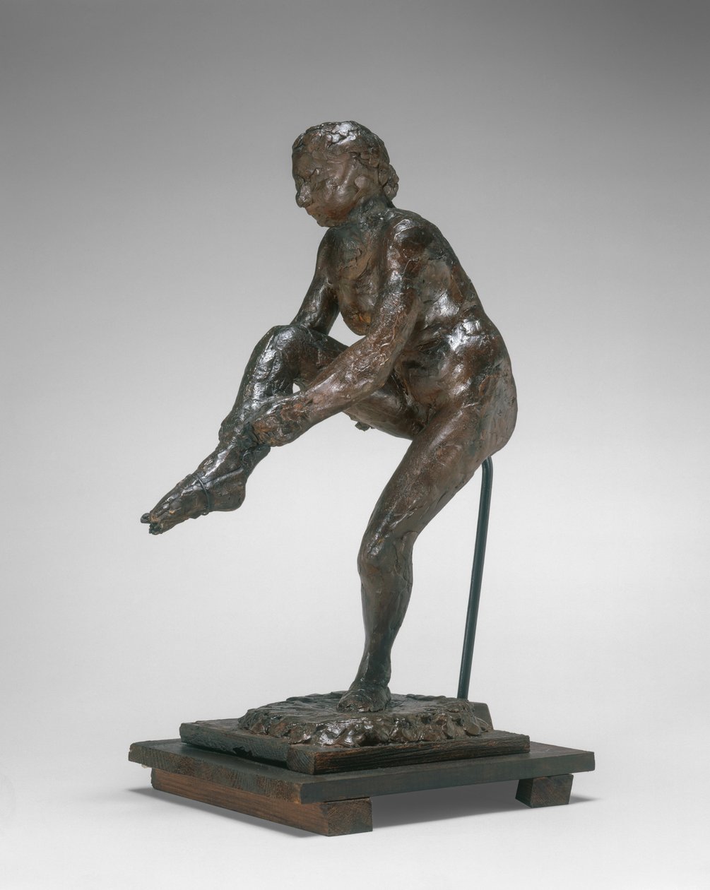 Dansare som sätter på sig sin strumpa av Edgar Degas