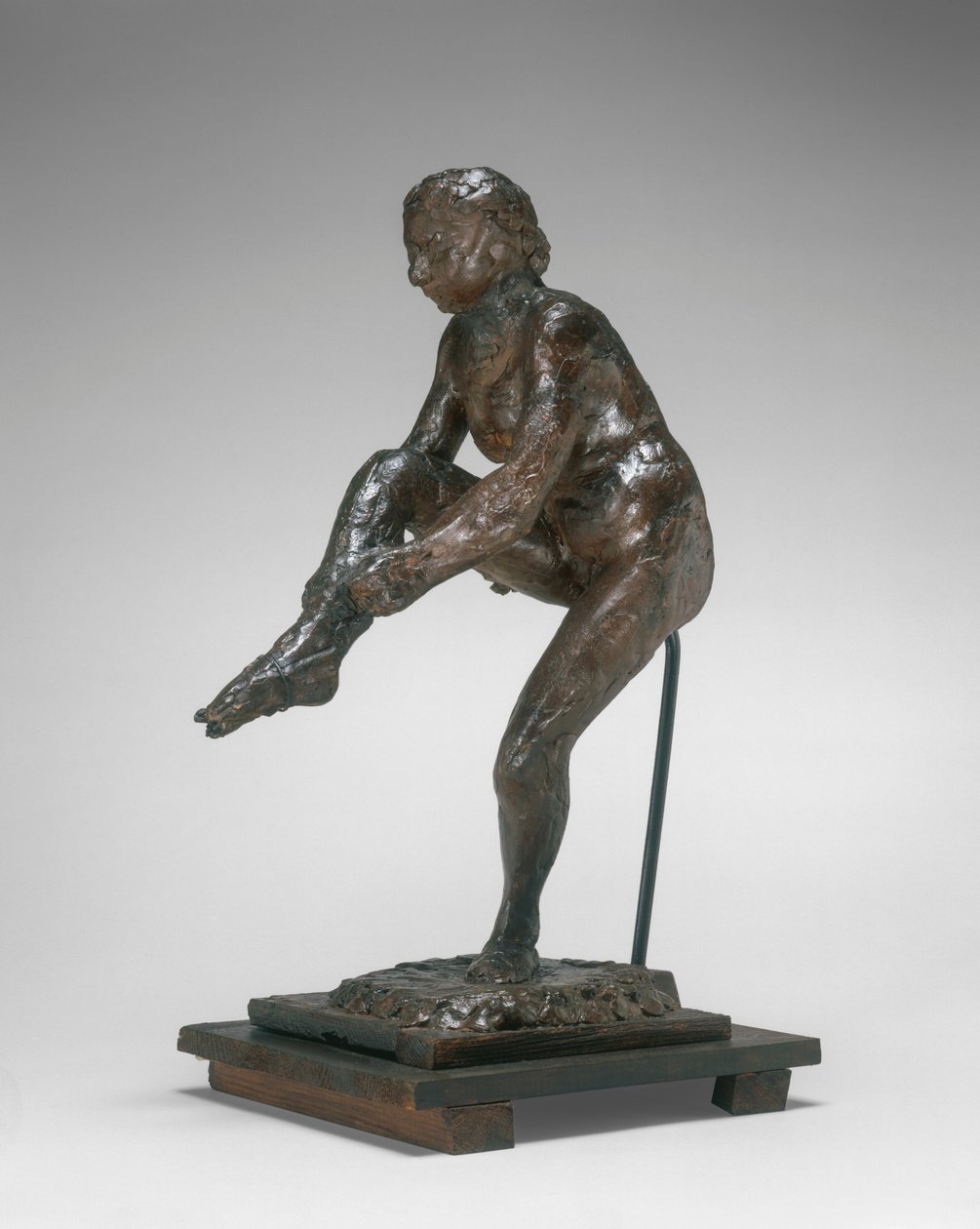 Dansare som tar på sig strumpan, 1890-talet 1911. av Edgar Degas