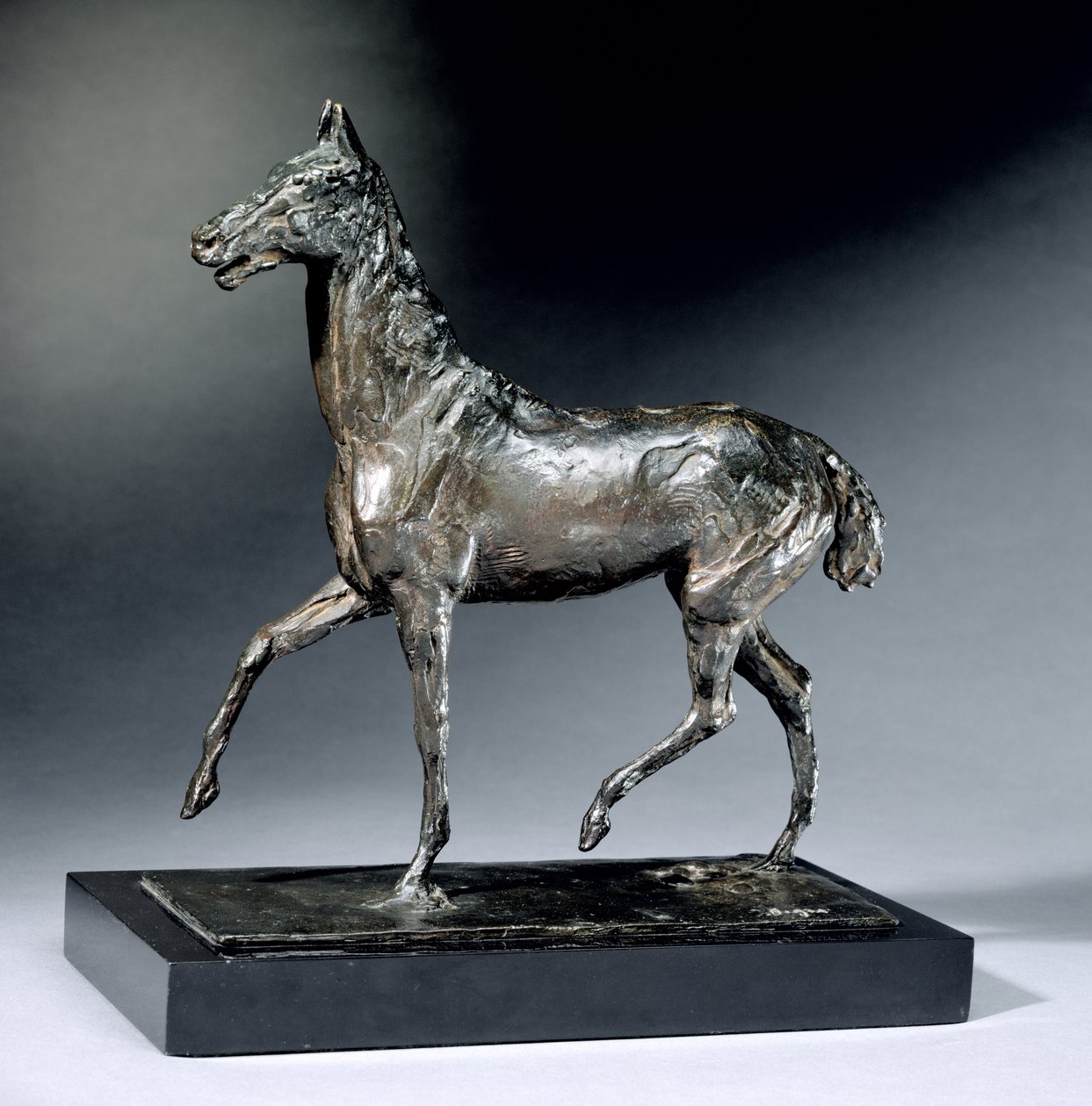 Travhäst (brons) av Edgar Degas