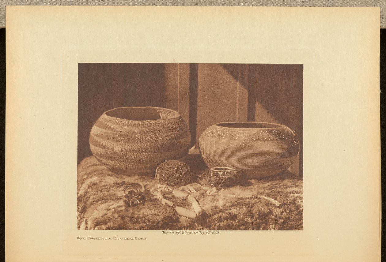Pomo-korgar och magnesitpärlor av Edward S. Curtis