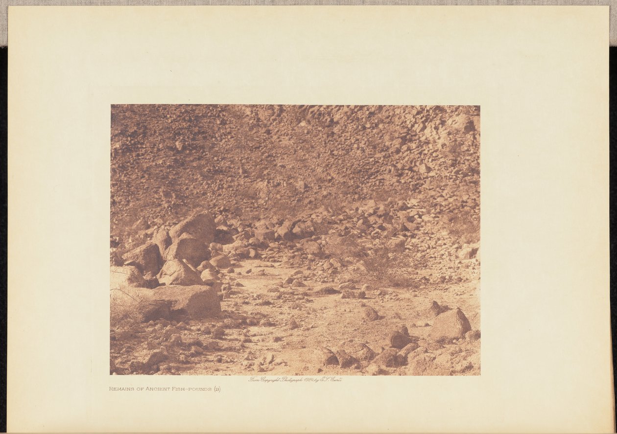 Rester av gamla fiskdammar (b) av Edward S. Curtis