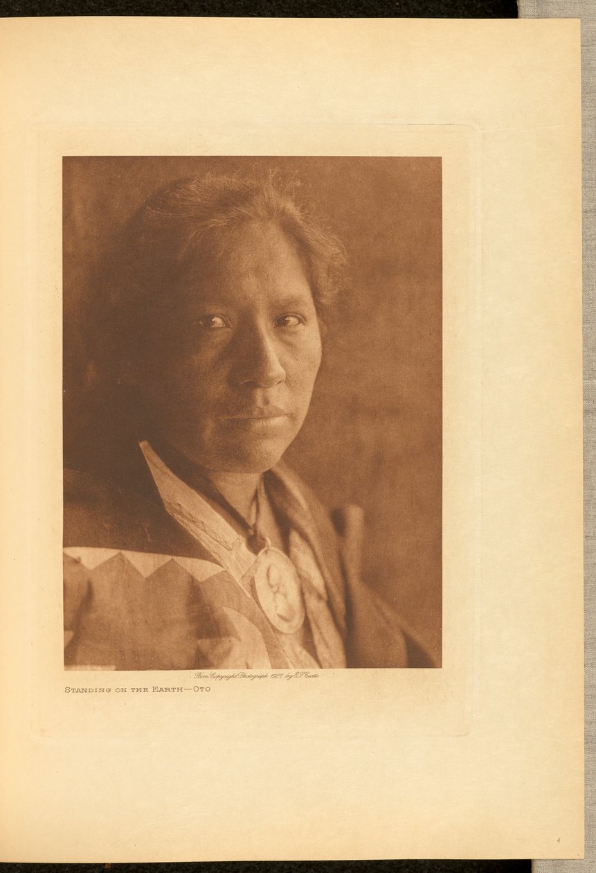 Stående på jorden - Oto av Edward S. Curtis