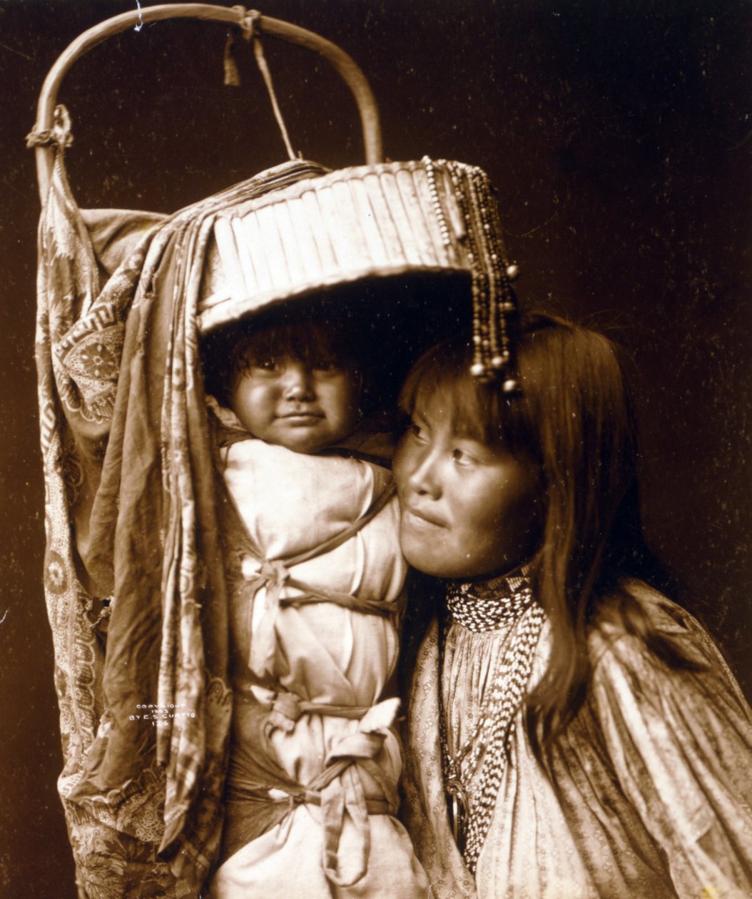 Apache flicka och Papoose av Edward Sheriff Curtis