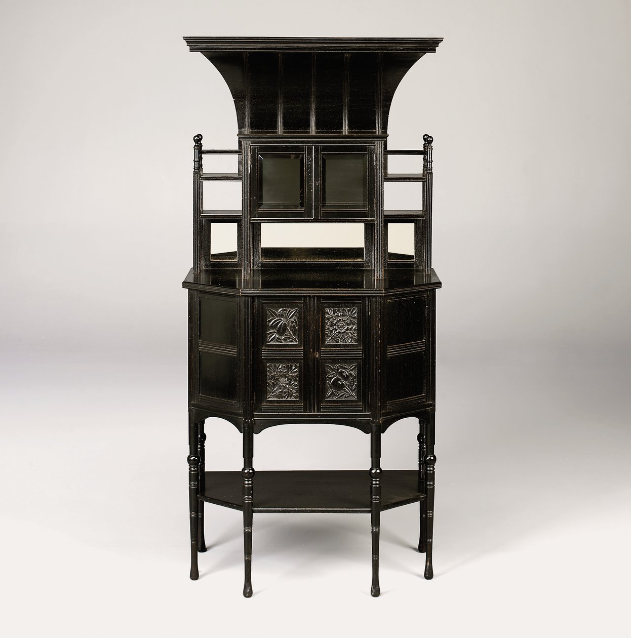 Ett eboniserat kabinett, ca 1873 av Edward William Godwin