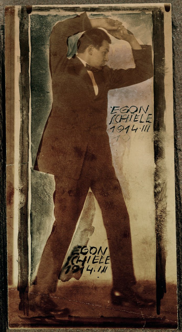 Egon Schiele med höjda armar ... (foto) av Egon Schiele