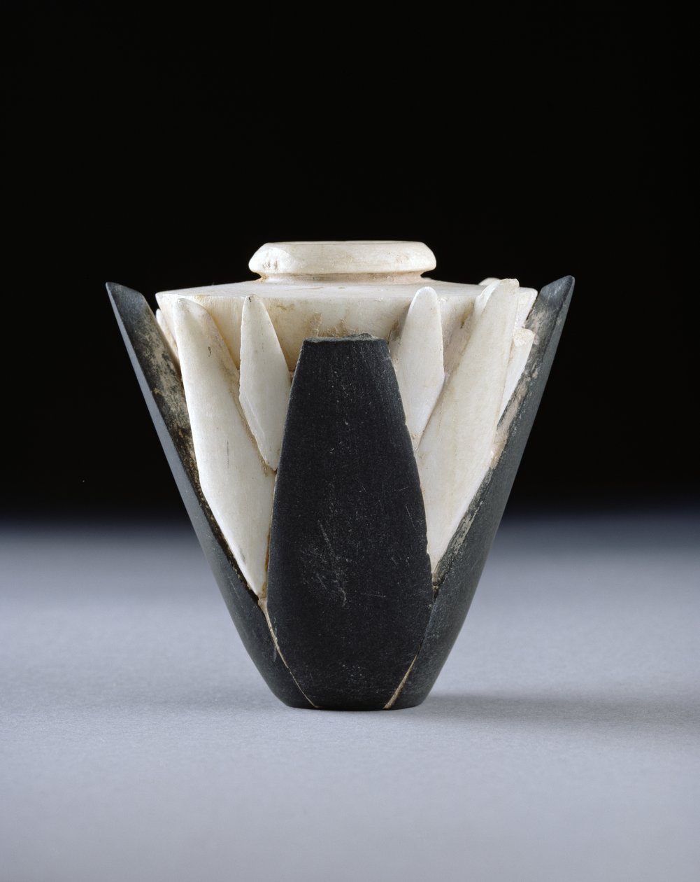 Lotusburk, tidig dynastisk period (c.2950-c.2575) (travertin, argillit och gips) av Egyptian