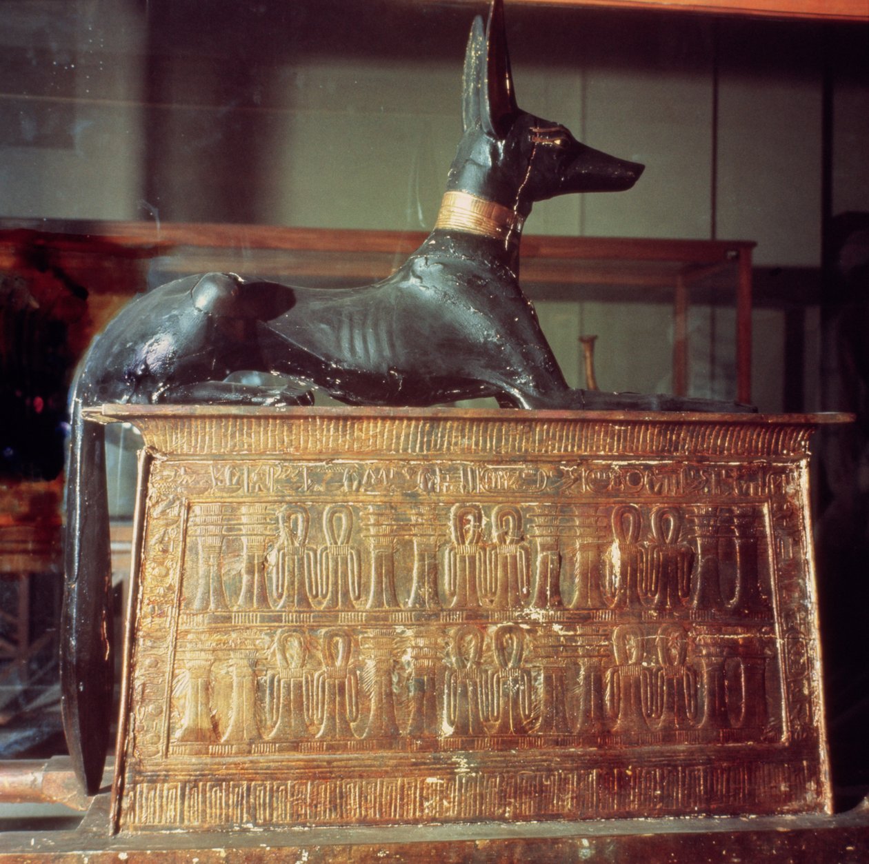 Anubis, egyptisk gud för de döda, sittande ovanpå en kista i form av en helgedom, från Tutankhamons grav (ca 1370-52 f.Kr.) Nya kungariket (trä) (se även 149424) av Egyptian 18th Dynasty