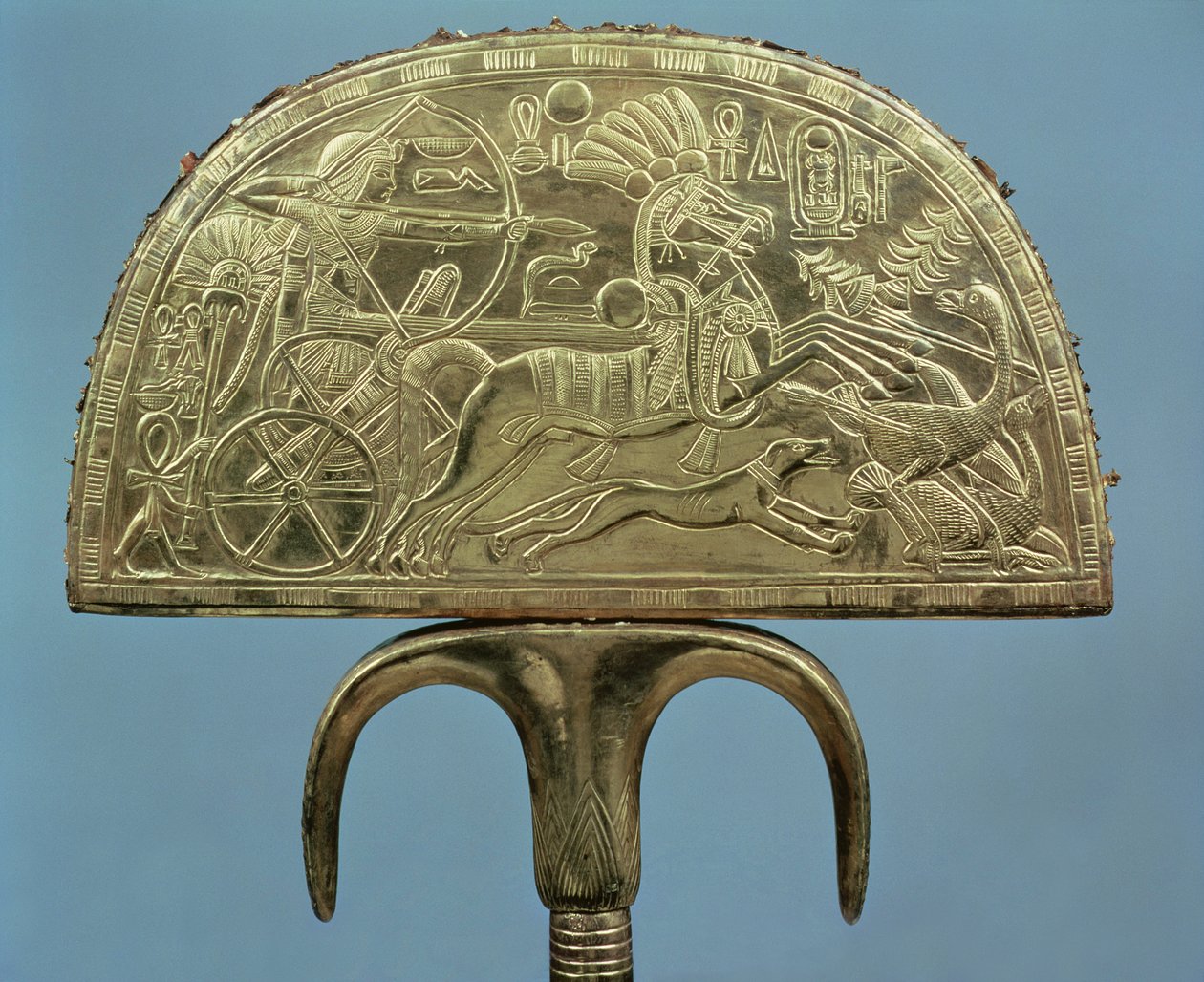 Strutsfjäderfläkt från Tutankhamons grav (ca 1370-1352 f.Kr.) Nya kungariket (trä täckt med guldplåt) (se även 227989) av Egyptian 18th Dynasty