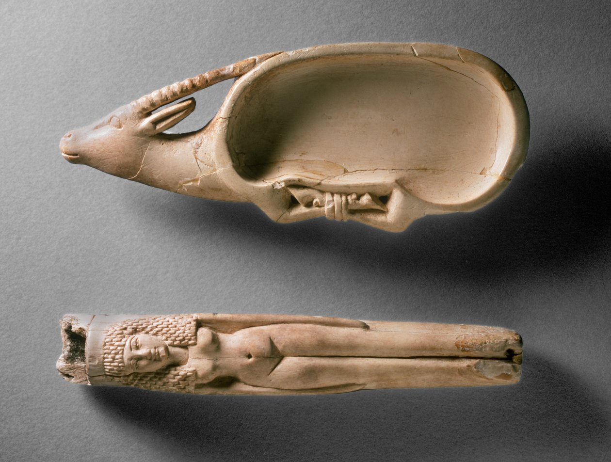 Kohlrör i form av en naken kvinna och kosmetiskt fat i form av en stenbock med bundna ben, från grav 562, Qau av Egyptian 19th Dynasty