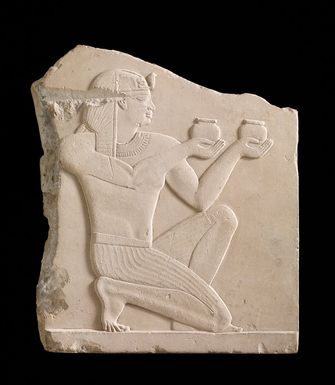 Tavla föreställande en kung som erbjuder vin, ptolemaisk period, 305-30 f.Kr. mjuk kalksten av Egyptian Ptolemaic Period