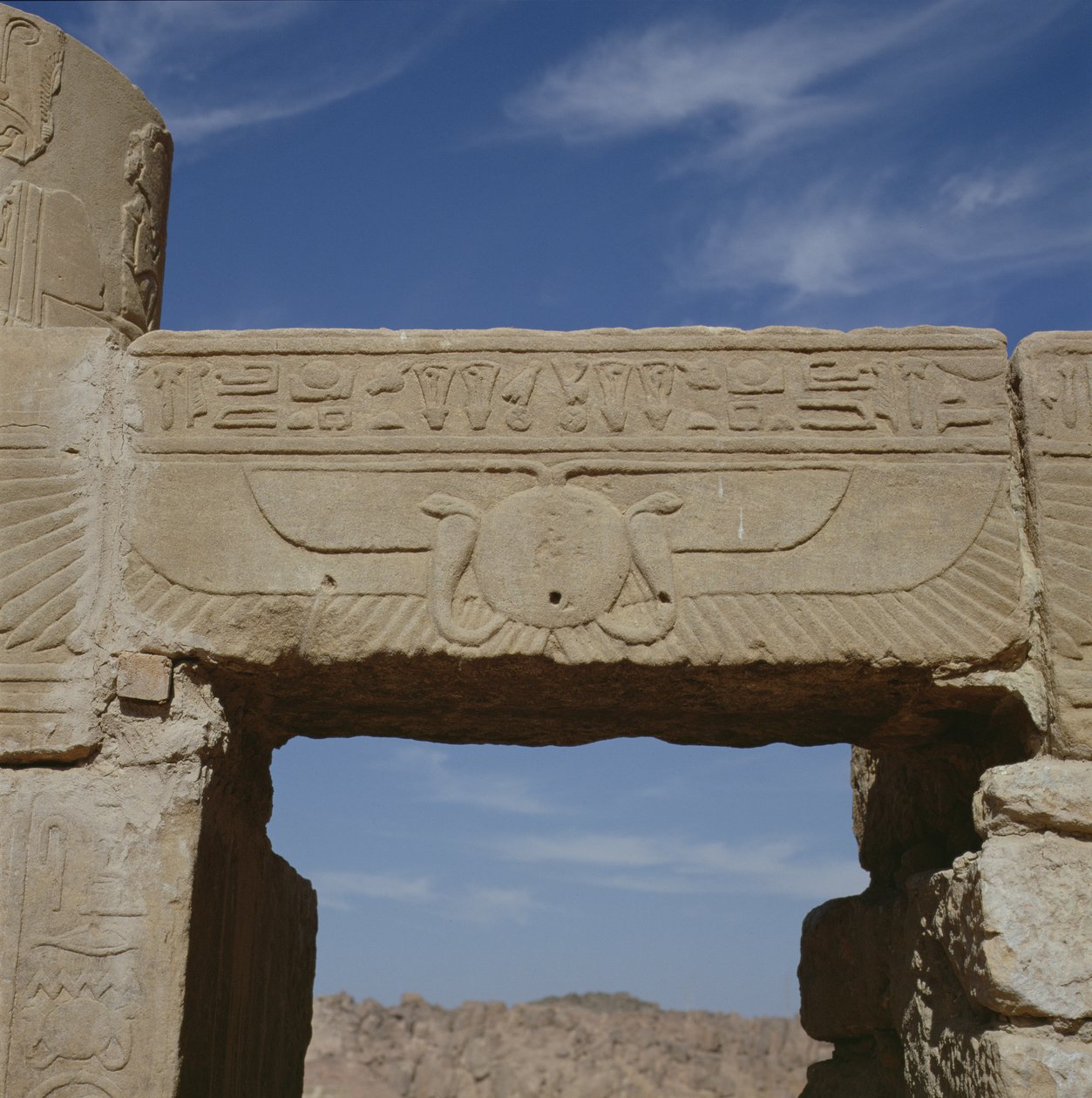 Architrave med snideri, från Isis tempel av Egyptian Ptolemaic Period