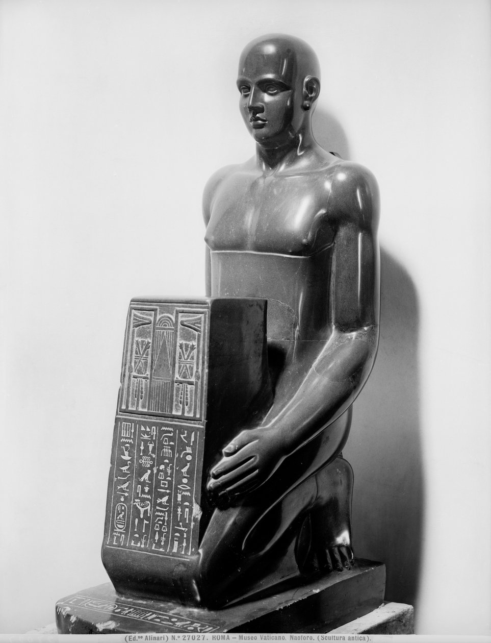 Naophorous staty av en man (basalt) av Egyptian