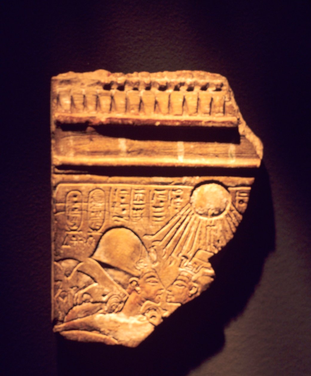 Akhenaten & Nefertiti relieffragment av Egyptian 18th Dynasty