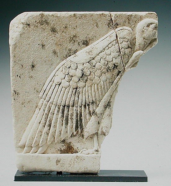 Relief föreställande en gam (kalksten) av Egyptian Ptolemaic Period